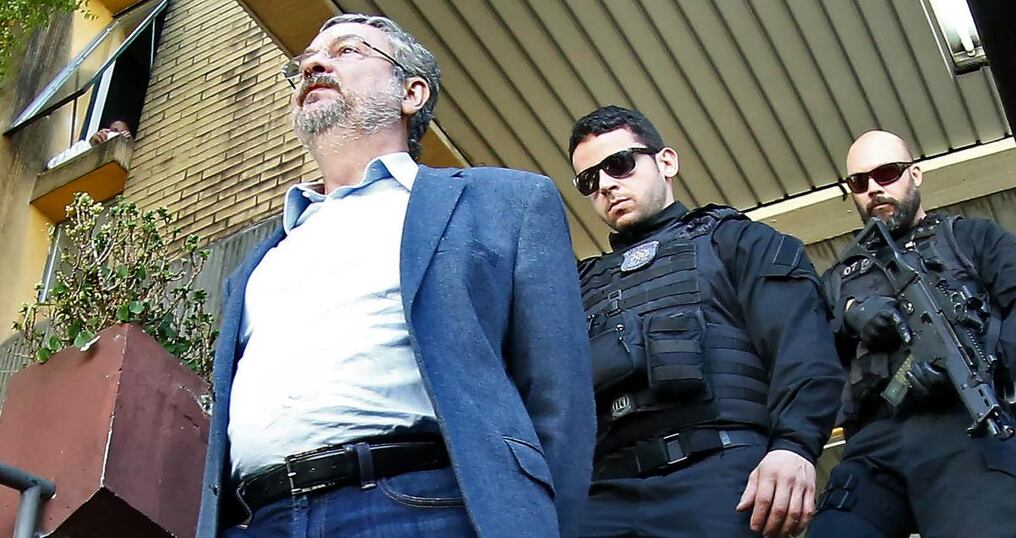 Momento en que es detenido Antonio Palocci. El ex ministro de Hacienda, de 55 años, es acusado por la Fiscalía de haber recibido sobornos del Grupo Odebrecht.