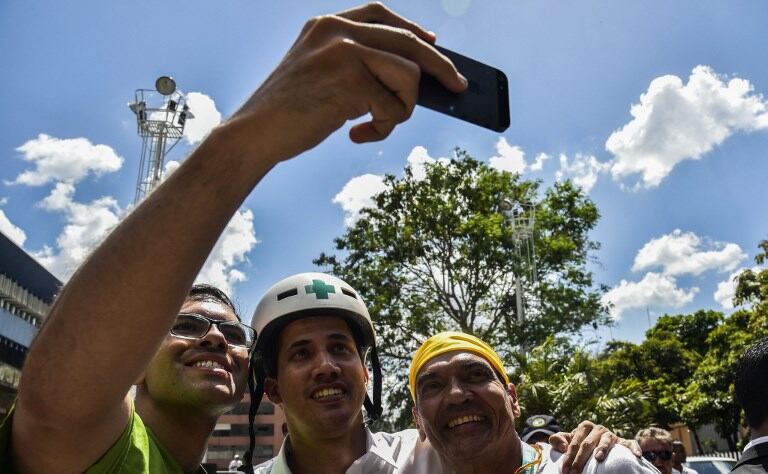 El líder de la oposición venezolana y autodeclarado presidente, Juan Guaido, usa un casco de la Cruz Verde, ya que posee una fotografía con voluntarios del movimiento "Coalición Venezuela por la Ayuda y la Libertad". AFP.