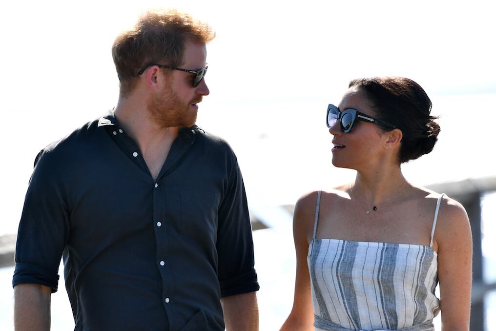 Meghan reapareció por la tarde junto a su marido para saludar a la multitud que les esperaba en la bahía de Kingfisher. DARREN ENGLAND/AFP.