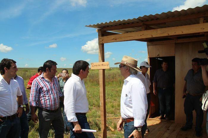 Autoridades nacionales procediendo a la verificación de las tierras semanas atrás antes del traslado de los campesinos.