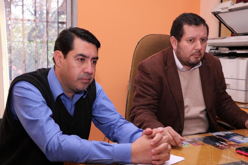 Cristian González, asesor jurídico, y Gustavo Álvarez, secretario general de la comuna.