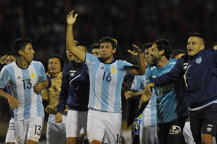 El festejo de los futbolistas de Tucumán, entre ellos el paraguayo Enrique
Meza (16), tras la hazaña en Ecuador.