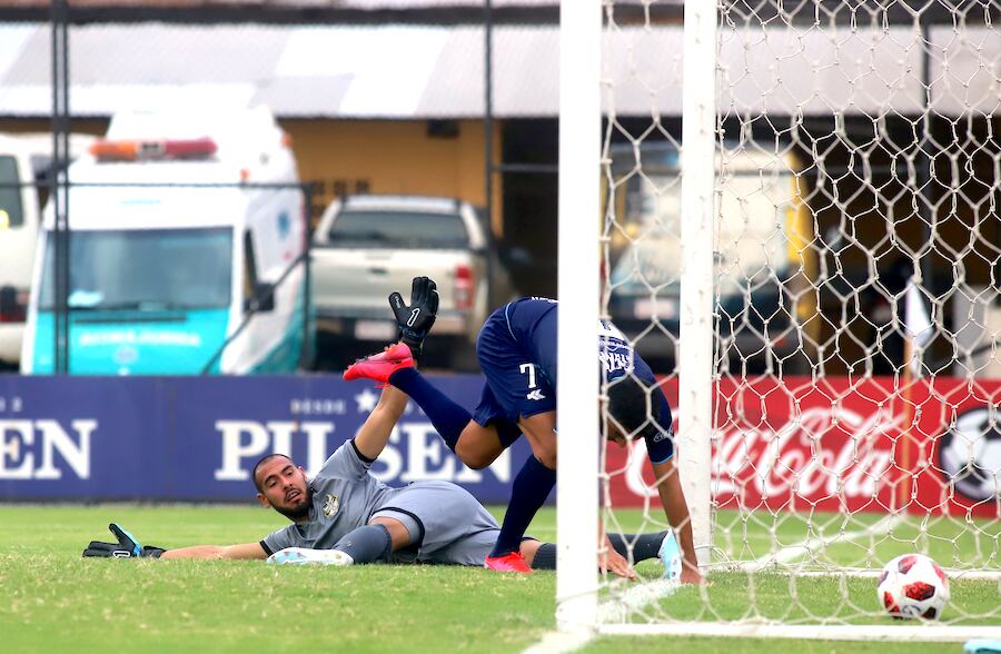 Gustavo Serdán, caído, arquero de General Díaz, introduce con su pierna izquierda la pelota dentro de su valla, estando cerca Santiago Salcedo. Fue un autogol que recorrió el mundo. El cotejo concluyó 1 a 1.FOTO:ALBERTO JARA