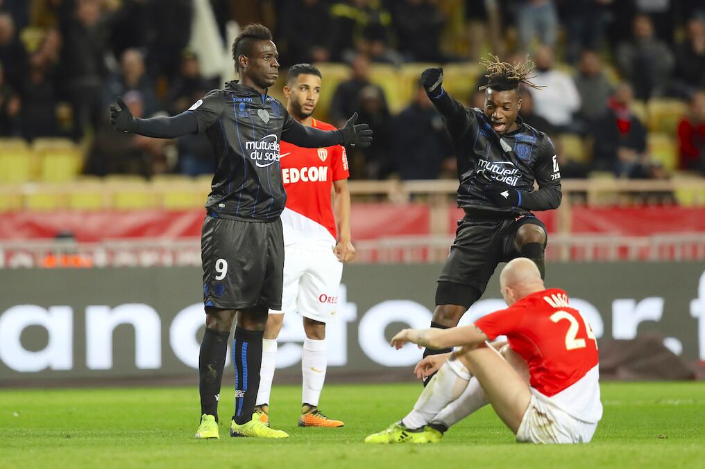 Mario Balotelli celebra su segundo gol para el Niza ante Mónaco. AFP