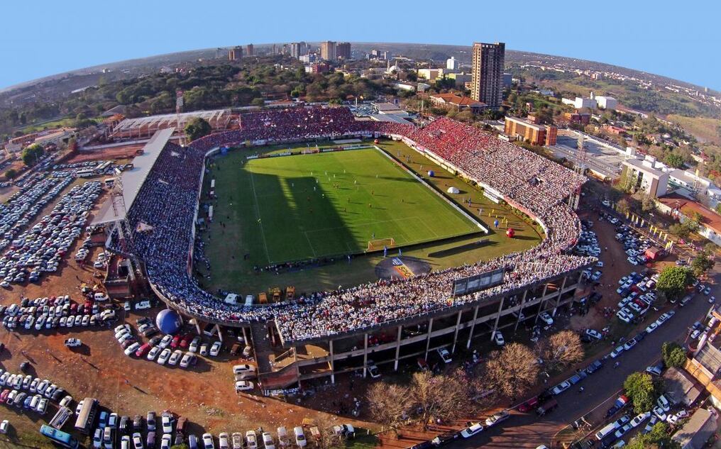 Estadios como el del 3 de Febrero de Ciudad del Este, solo reflotan cuando allí se llevan los superclásicos. Foto: Carlos Juri.