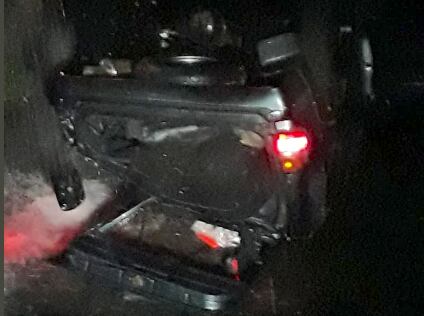 Así quedó la camioneta en el fondo del arroyo Mburicao. Foto: Mirna Alfonso @MirnaAlf, Twitter.