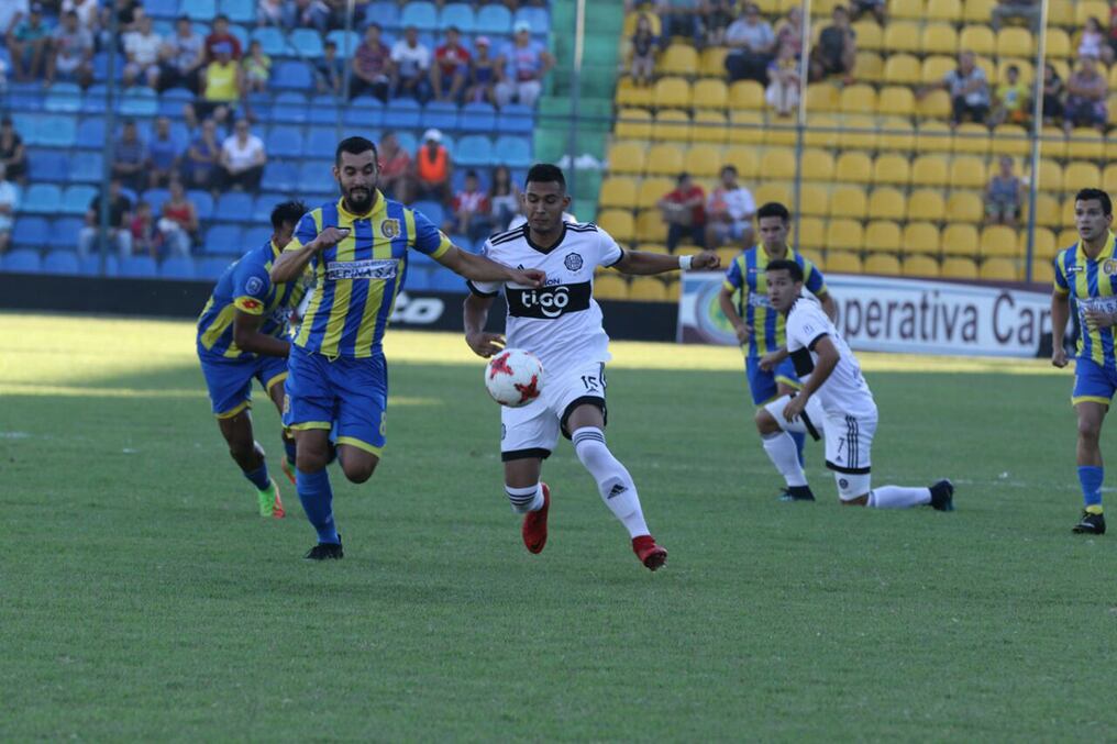 El capiateño Eduardo Ledesma intenta controlar el avance del franjeado Walter Bogado. Ganó el Decano pero le alcanzó para lograr el vicecampeonato. Foto: Néstor Soto