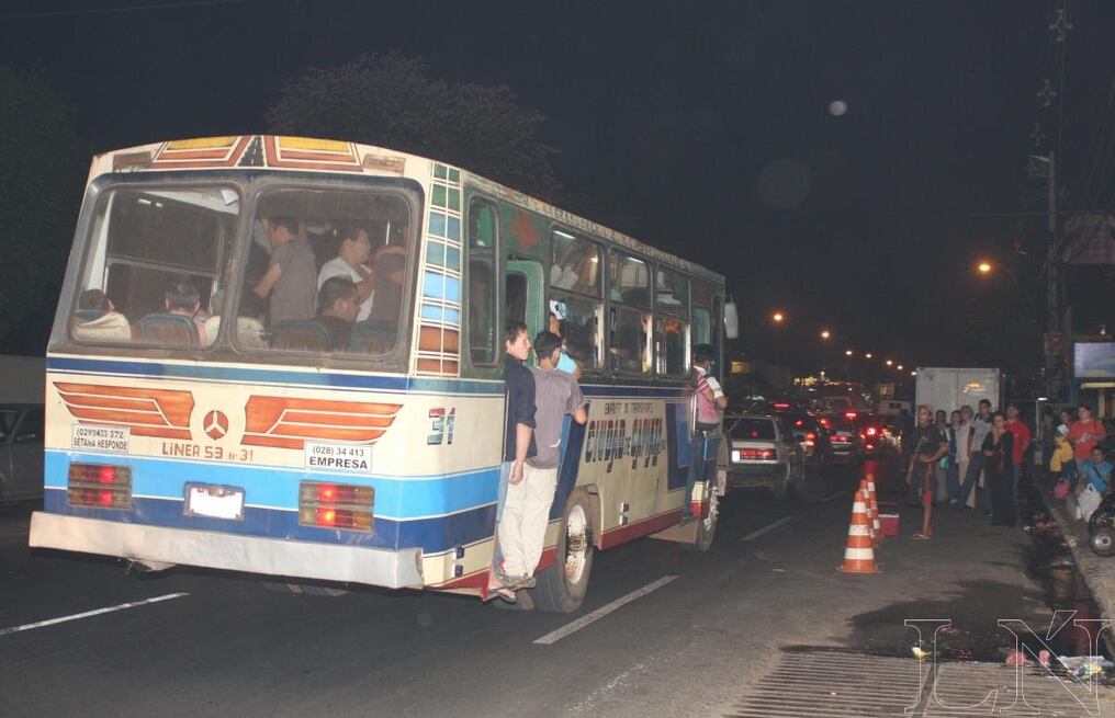 Los buses solo trabajan hasta las 23 horas, lo cual dificulta el traslado de trabajadores nocturnos. Foto: Aníbal Gauto. 
