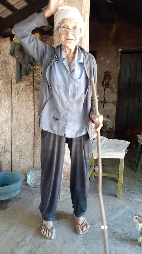 Doña Brígida vive en la indigencia, pero tiene una salud de hierro y preparó el almuerzo para sus benefactores. Foto: Gentileza.