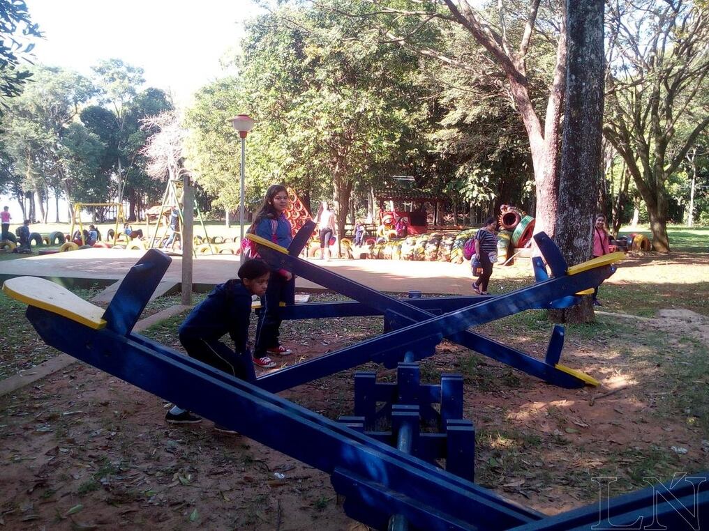 El refugio cuenta también con un parque infantil con materiales reciclados.