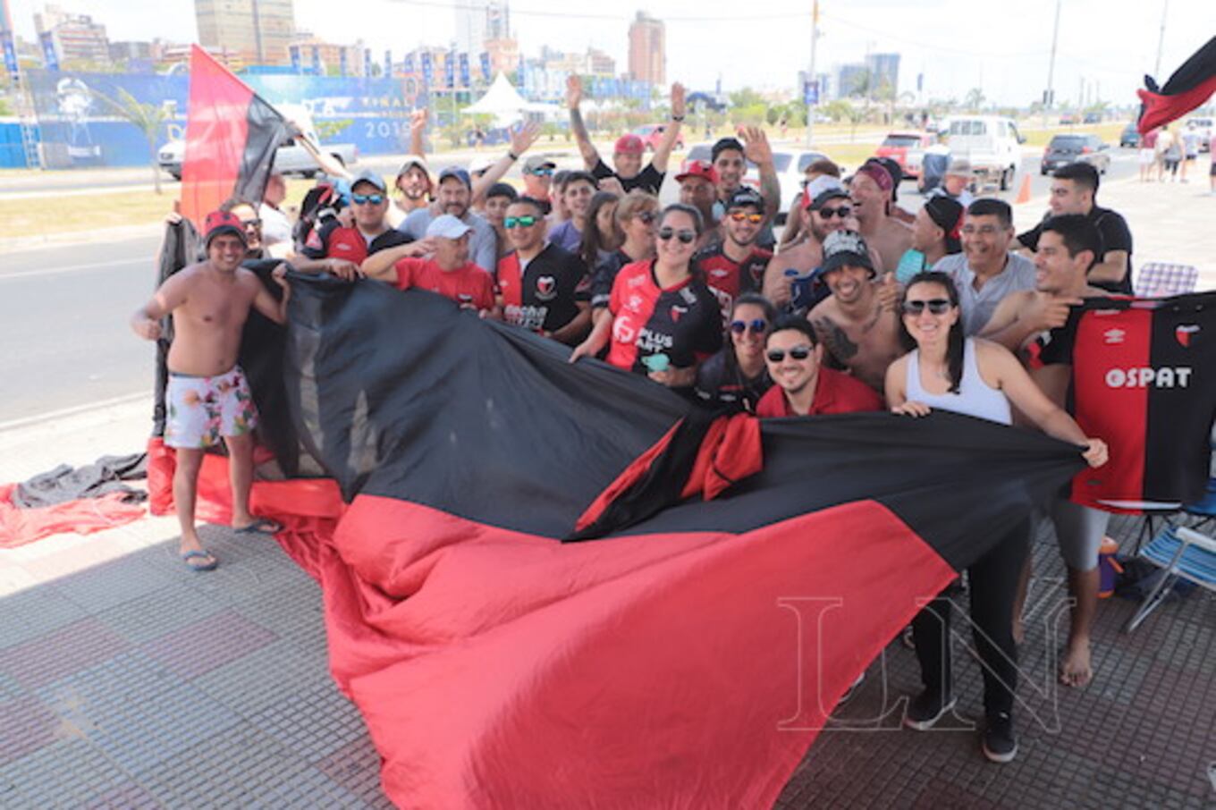 Los hinchas sabaleros llegaron en gran número a la capital. El aliento con la bandera gigante es una constante, mucho antes del partido.FOTO:EDUARDO VELÁZQUEZ