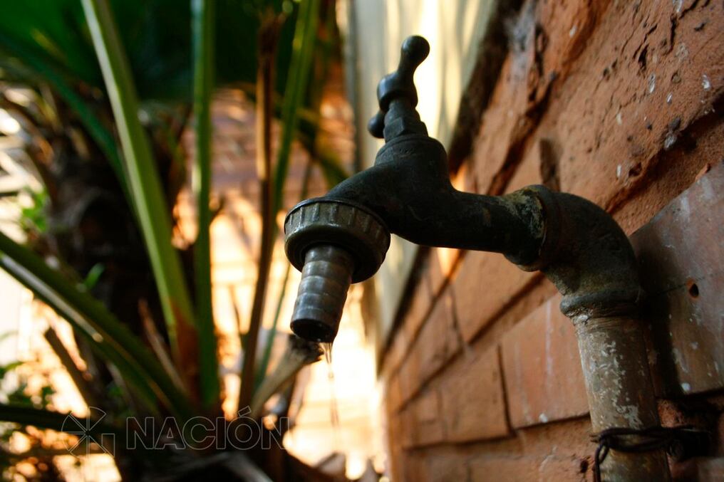 Vecinos de Luque denuncian falta de agua desde el viernes. Foto: Archivo.