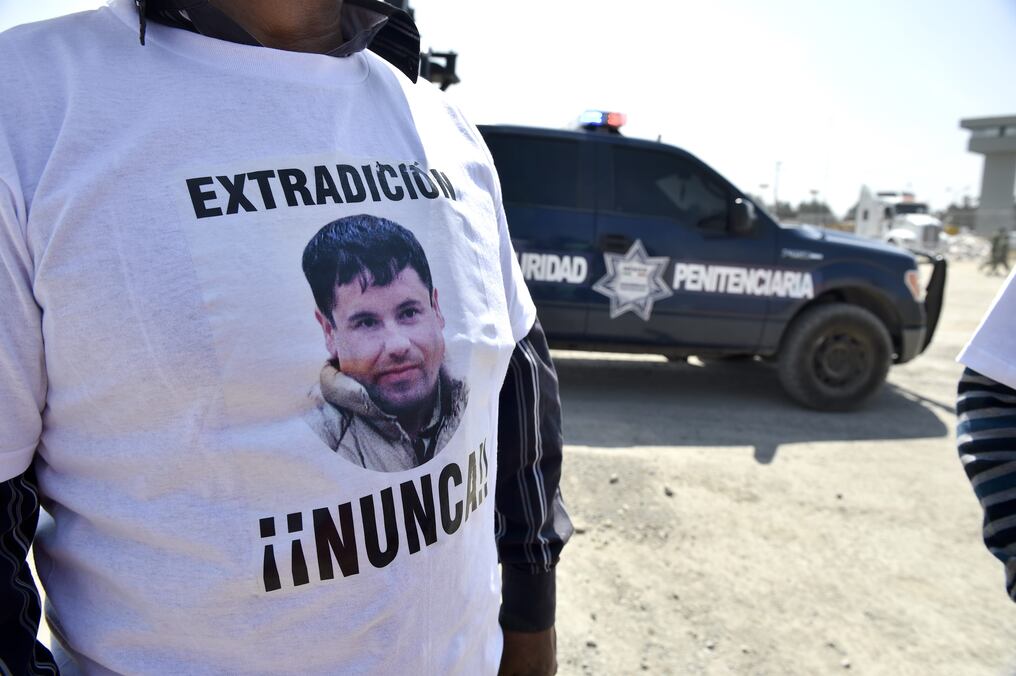 Manifestación frente a la cárcel Altiplano, en donde se encuentra recluido El Chapo. Foto: YURI CORTEZ / AFP