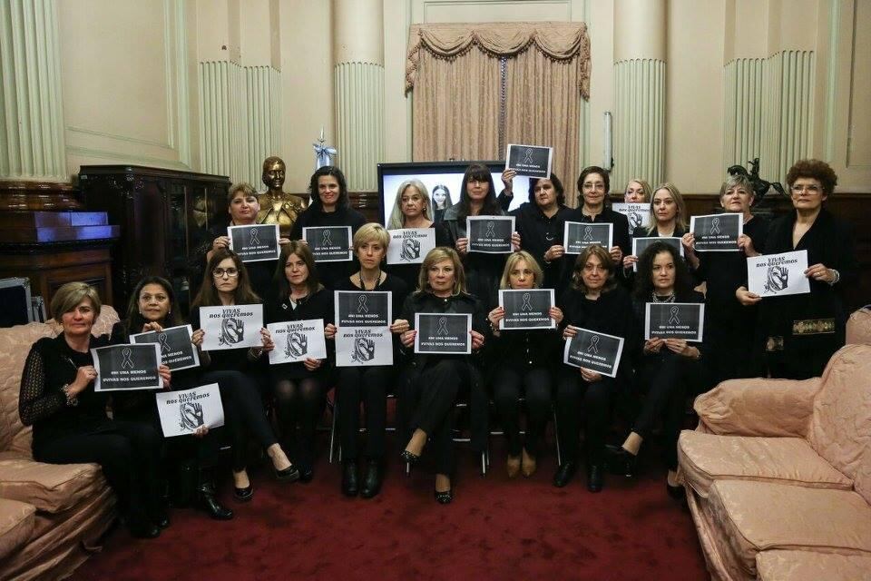 Senadoras argentinas durante el miércoles negro. Con esta foto anunciaron la mención de la Ley de Paridad de Género. Foto: Facebook Senado de la Nación Argentina.