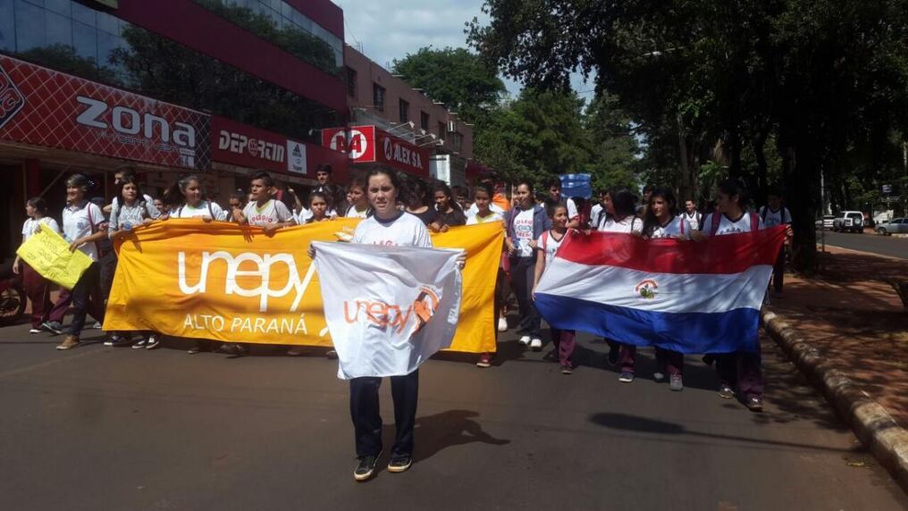 Katerine Miranda, joven sobresaliente en lucha estudiantil, fue premiada por su colegio.