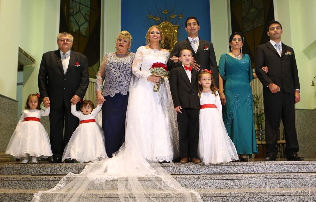 Andrea y Jorge posando para el álbum familiar con su padrinos: Óscar Saccomani Ghezzi y Dolly Maidana de Saccomani; María Recalde de Fretes y Juan Carlos Fretes Recalde y los niños del cortejo.