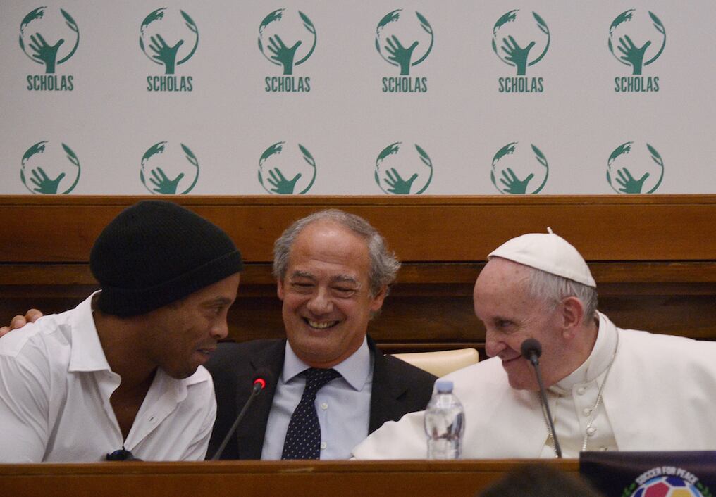 El papa Francisco anunció en el Vaticano junto con la estrella brasileña Ronaldinho la segunda edición del "Partido por la Paz", que se celebrará el 29 de mayo en Roma.