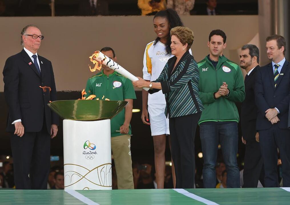 Brasil sabrá convivir con la mejor recepción de todos los atletas y visitantes extranjeros porque creamos las condiciones para eso", dijo Rousseff al recibir la llama olímpica en Brasilia.