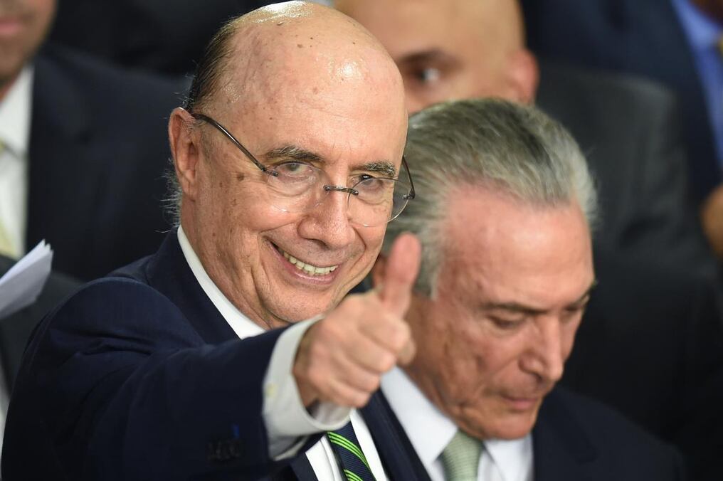 Henrique Meirelles, el nuevo jefe de la cartera económica (primer plano), designado por el presidente interino de Brasil, Michel Temer (detrás), al anunciar la prioridad del gobierno: el cambio de rumbo en la economía.