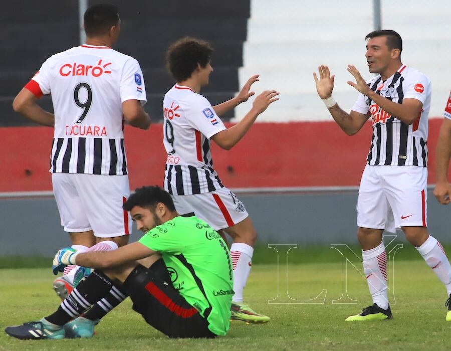 Édgar “Pájaro” Benítez festeja el gol con Iván Franco y Óscar Cardozo (9). Los tres seguirán en filas albinegras.foto:JORGE JARA