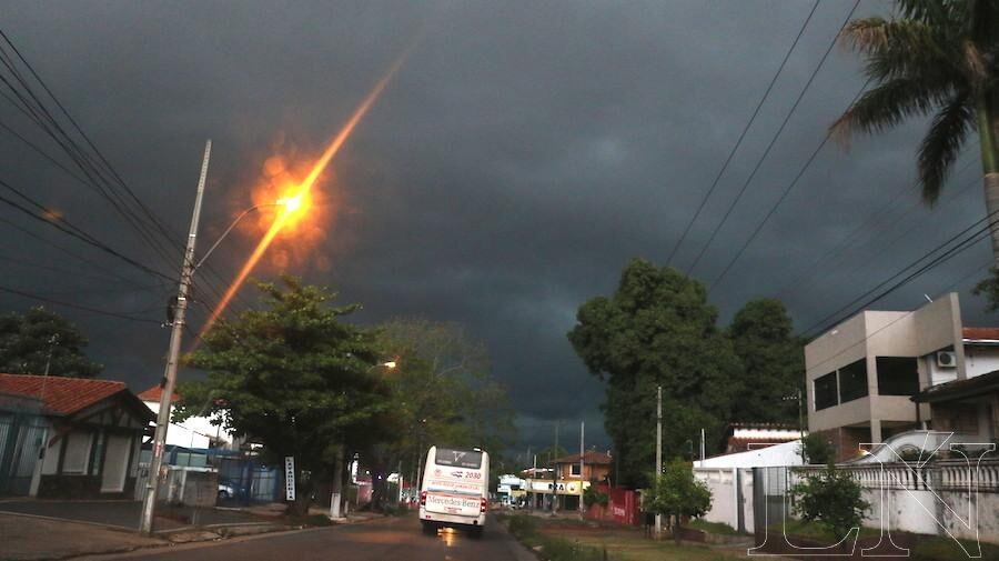 El cielo se pintó de negro y después descargó lluvia, acompañada de fuertes vientos que hicieron estragos.