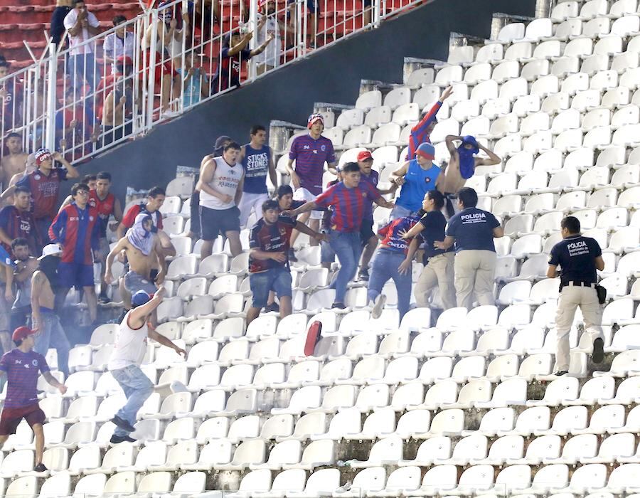 En el último superclásico del 2018, barras de Cerro Porteño y Olimpia se enfrentaron en plateas. “¿Cómo vamos a proteger a la gente que va a ir a plateas”, se preguntó Trovato dando a entender que en Sajonia no hay garantías de seguridad.FOTO: ARCHIVO