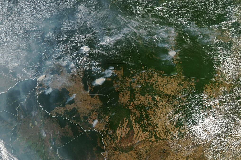 Esta imagen del Observatorio de la Tierra de la NASA obtenida el 21 de agosto de 2019, capturada por el Espectrorradiómetro de Imágenes de Resolución Moderada (MODIS) en el satélite Aqua de la NASA, muestra varios incendios en los estados brasileños de Amazonas (arriba CL), Para (arriba R), Mato Grosso ( abajo R) y Rondonia (abajo C) el 11 de agosto de 2019, mientras que Bolivia aparece en la parte inferior izquierda de la imagen. Foto: NASA Earth Observatory / AFP.