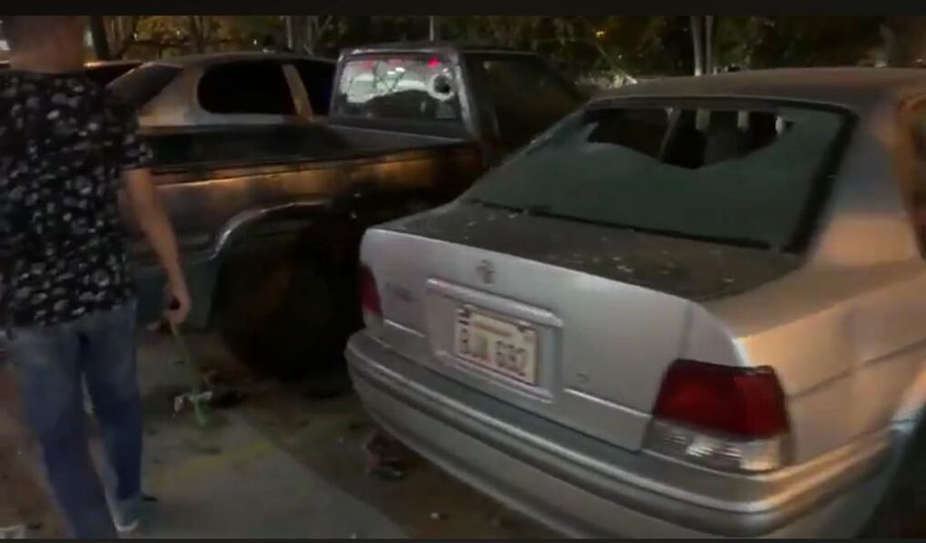 Los destrozos causados por los vándalos a los vehiculos aparcados.