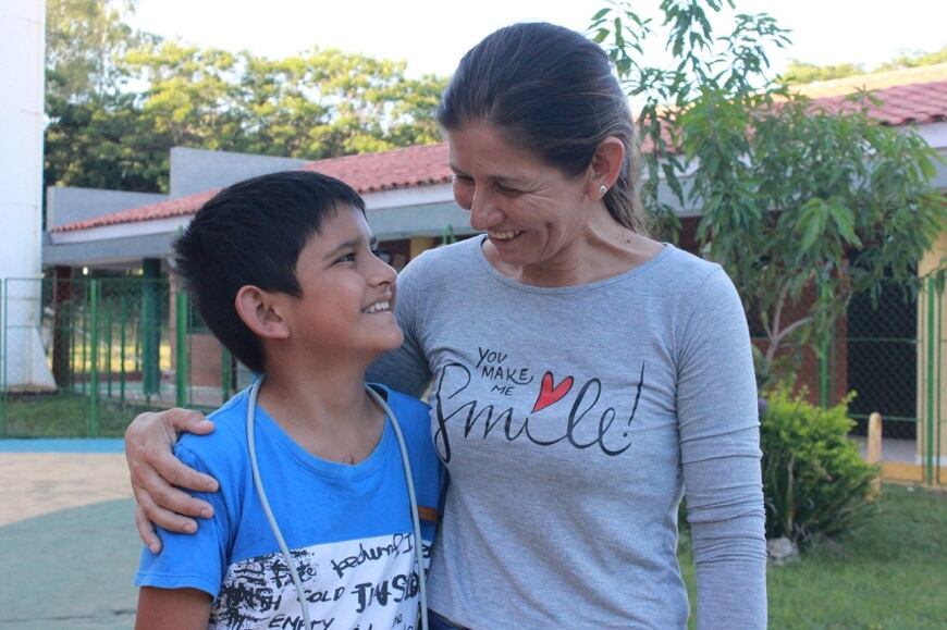 Una madre y su hijo en el Hospital Acosta Ñu. Foto: Gentileza