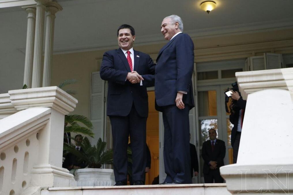 El Presidente Horacio Cartes saluda al mandatario brasileño,  Michel Temer. Foto: Cristóbal Núñez.