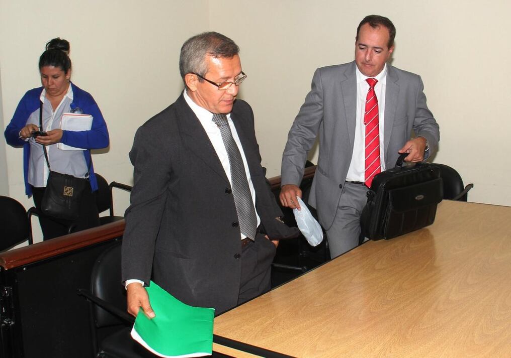 El ex titular de Petropar, Sergio Escobar, en compañía de su abogado Sergio Alegre.