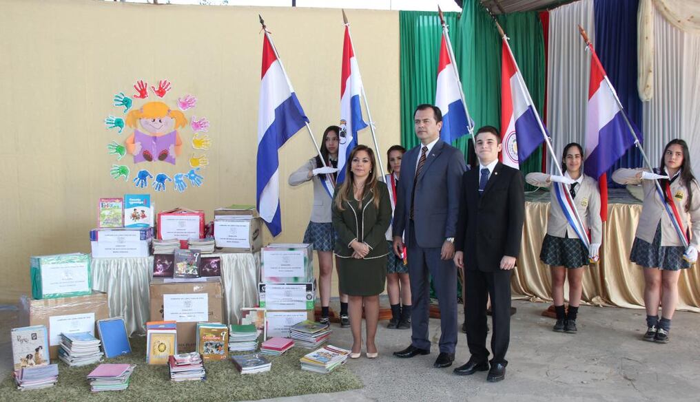 La campaña busca proveer de libros a diferentes escuelas y bibliotecas en todo el país y la primera etapa arrancó en el colegio María Serrana.