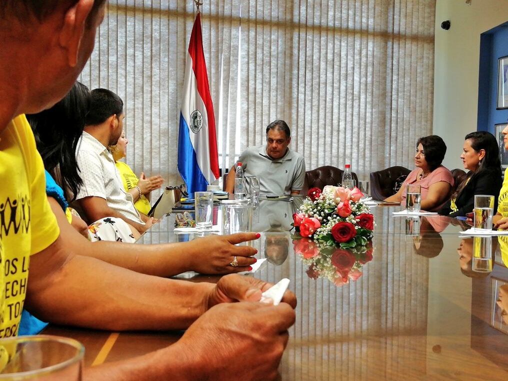 Miembros de la organización internacional reunidos esta mañana con el senador Hugo Richer, presidente de la Comisión de Derechos Humanos del órgano legislativo. FOTO: GENTILEZA.