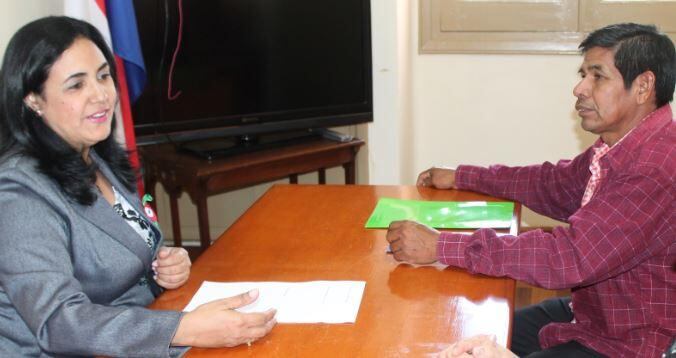 Ministra de la SPL, Ladislaa Alcaraz de Silvero y Yiyo Juancito, coordinador del equipo lingüístico Nivaclé. Foto: Gentileza