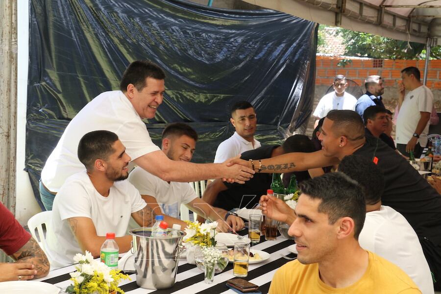 Horacio Cartes saluda al colombiano Macnelly Torres al llegar a la sede del encuentro.FOTO:NÉSTOR SOTO