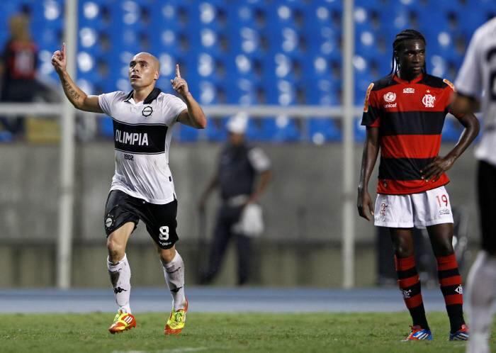 Vladimir Marín festeja el empate de Olimpia, mientras que Negueba, con la mirada perdida, incrédulo ante lo que había sucedido.