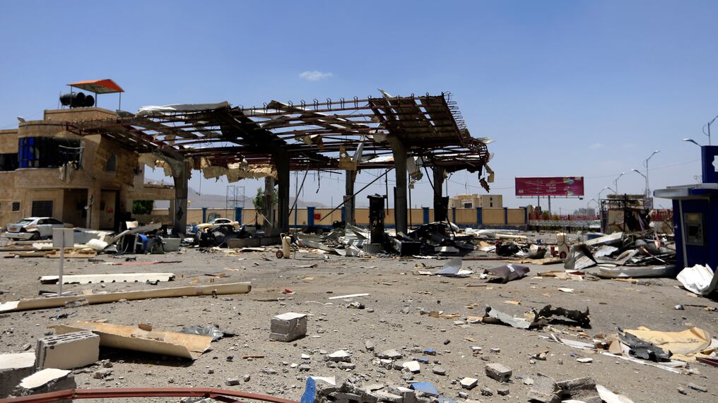 A picture taken on May 27, 2018 shows a view of a destroyed petrol station that was hit by an airstrike in the Yemeni capital Sanaa.
Witnesses said the airstrike took place just before sunset as people prepared to break the dawn-to-dusk Islamic fast of Ramadan, and it was not immediately clear who had carried out the strike.
Saudi Arabia, which leads a military coalition that has been fighting the Huthi rebels since 2015 to shore up the internationally recognised government, is active almost daily in Yemen. / AFP PHOTO / MOHAMMED HUWAIS