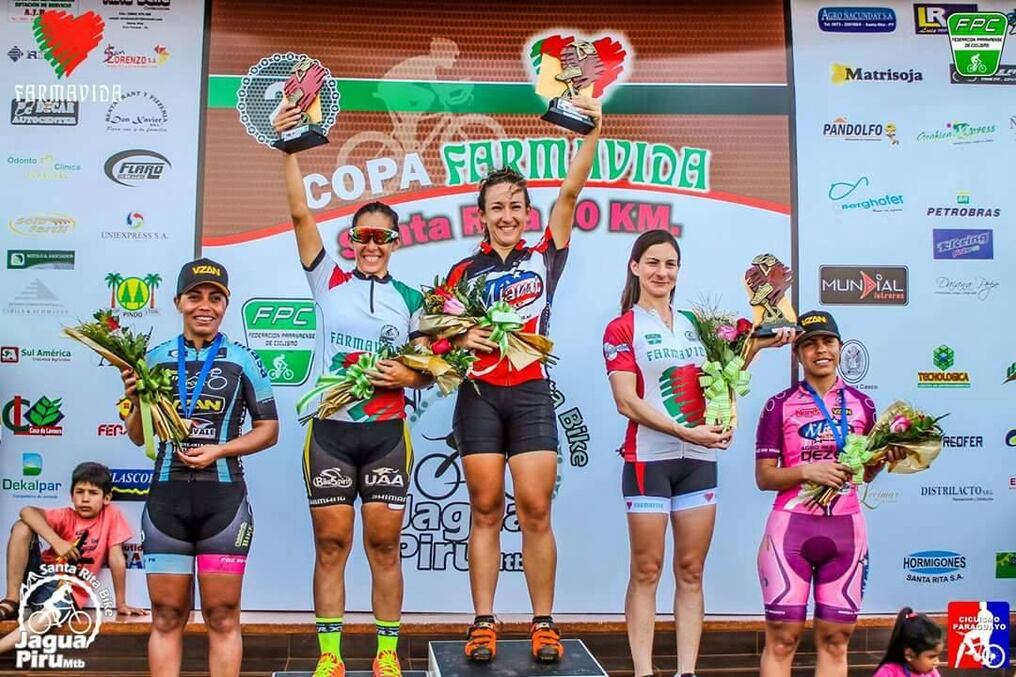 Los mejores de la temporada en la rama femenina posan en el podio durante la premiación correspondiente.