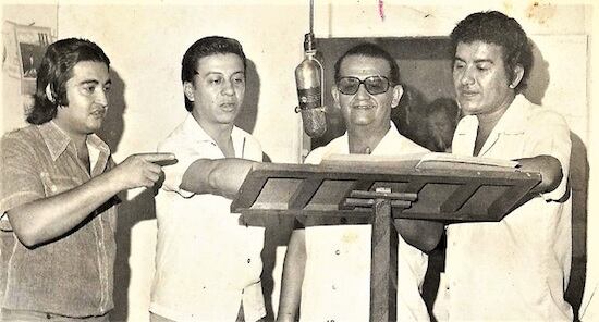 Frente a los micrófonos de ZP9 Comuneros, los locutores Arsenio "Papi"
Núñez, Silvio Noguera Ayala, Narciso Ríos y el operador Andrés Barreto.
