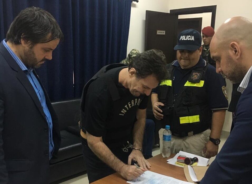 empresario Bruno Farina, firmando su consentimiento para luego subir al avión que lo llevó a San Pablo.