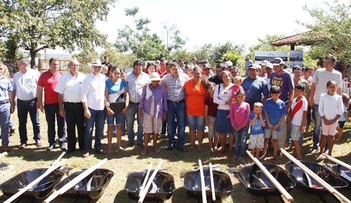 Los titulares del MAG y el Indert entregaron a los pobladores varios implementos para el cultivo.