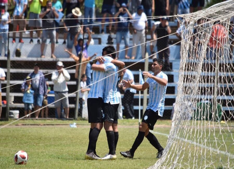 José “Patito” Verdún abraza al goleador, Luis Fernández, luego del primer gol de Guaireña, que derrotó 2 a 0 a 12 de Octubre.FOTO:PRENSA APF