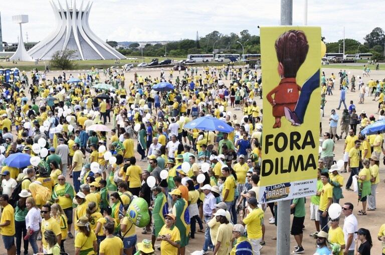 Opponents of the Brazilian government take part in a protest demanding the resignation of President Dilma Rousseff on March 13, 2016 at the Esplanada dos Ministerios in Brasilia. More than a million people are expected to flood Brazil's streets in massive anti-government protests calling for President Dilma Rousseff's ouster over a corruption scandal and the crumbling economy.   AFP PHOTO / EVARISTO SA / AFP / EVARISTO SA