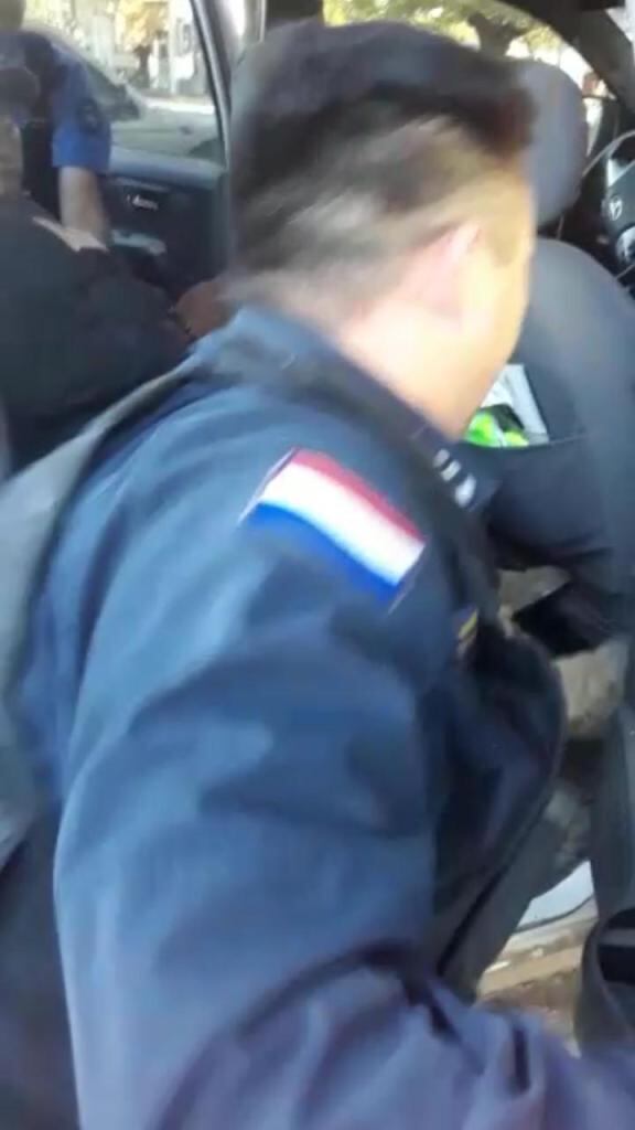 Momento de la detención del joven por parte de personal policial que quedó registrado en un video que se viralizó en redes sociales. Captura de imagen.