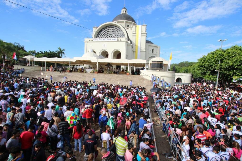 Imponente imagen de la Basílica de Caacupé, con miles de fieles católicos que llegan para pagar promesas o pedir algo a la Virgen.FOTO: PÁNFILO LEGUIZAMÓN