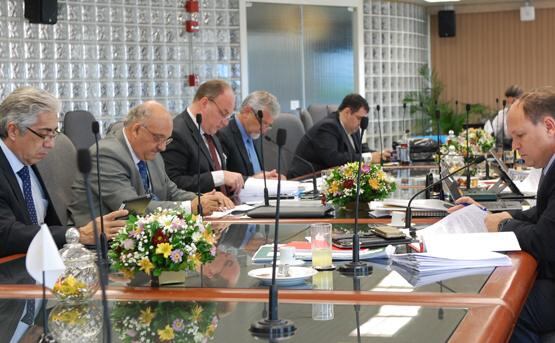 Durante la reunión de directivos de la Itaipú se firmó la compra de 100 patrulleras para la Policía.