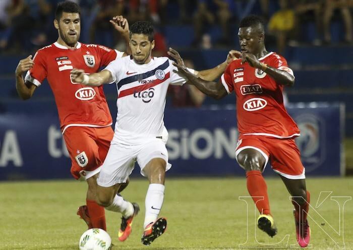 El cerrista Cecilio Domínguez es rodeado en la marca por Orlen Quintero (derecha) y Ángel Benítez. FOTO: CRISTÓBAL NÚÑEZ
