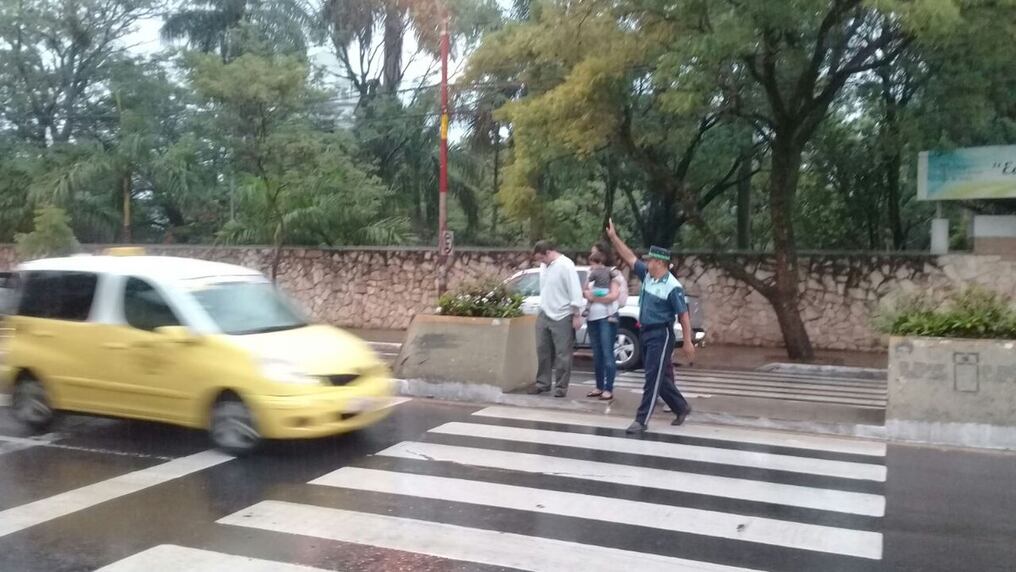 Agente PMT ordenando el tránsito de la capital.ILUSTRATIVA- FOTO: GENTILEZA.