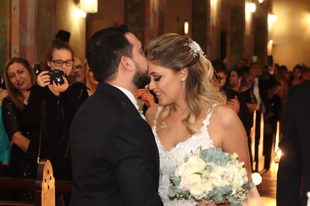 Tierno momento en que los novios se encuentran ante el altar.