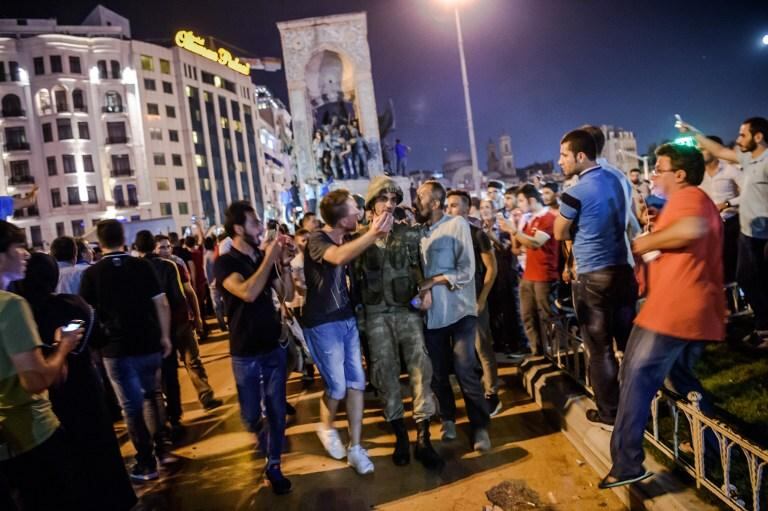 En la plaza Taksim, en Estambul, un grupo de gente escolta a un soldado a la Policía. Militares abrieron fuego contra la multitud, ocasionando heridos, dijo un fotógrafo de AFP. Foto: OZAN KOSE / AFP